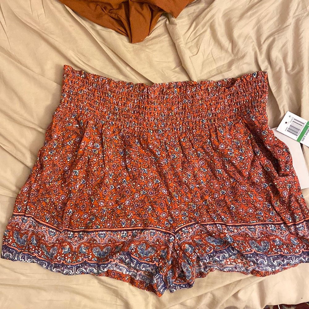 Floral elastic waist shorts